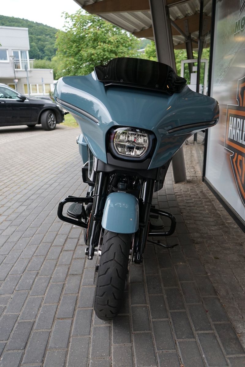 Fahrzeugabbildung Harley-Davidson Street Glide FLHX Black Finish mit Sissy Bar
