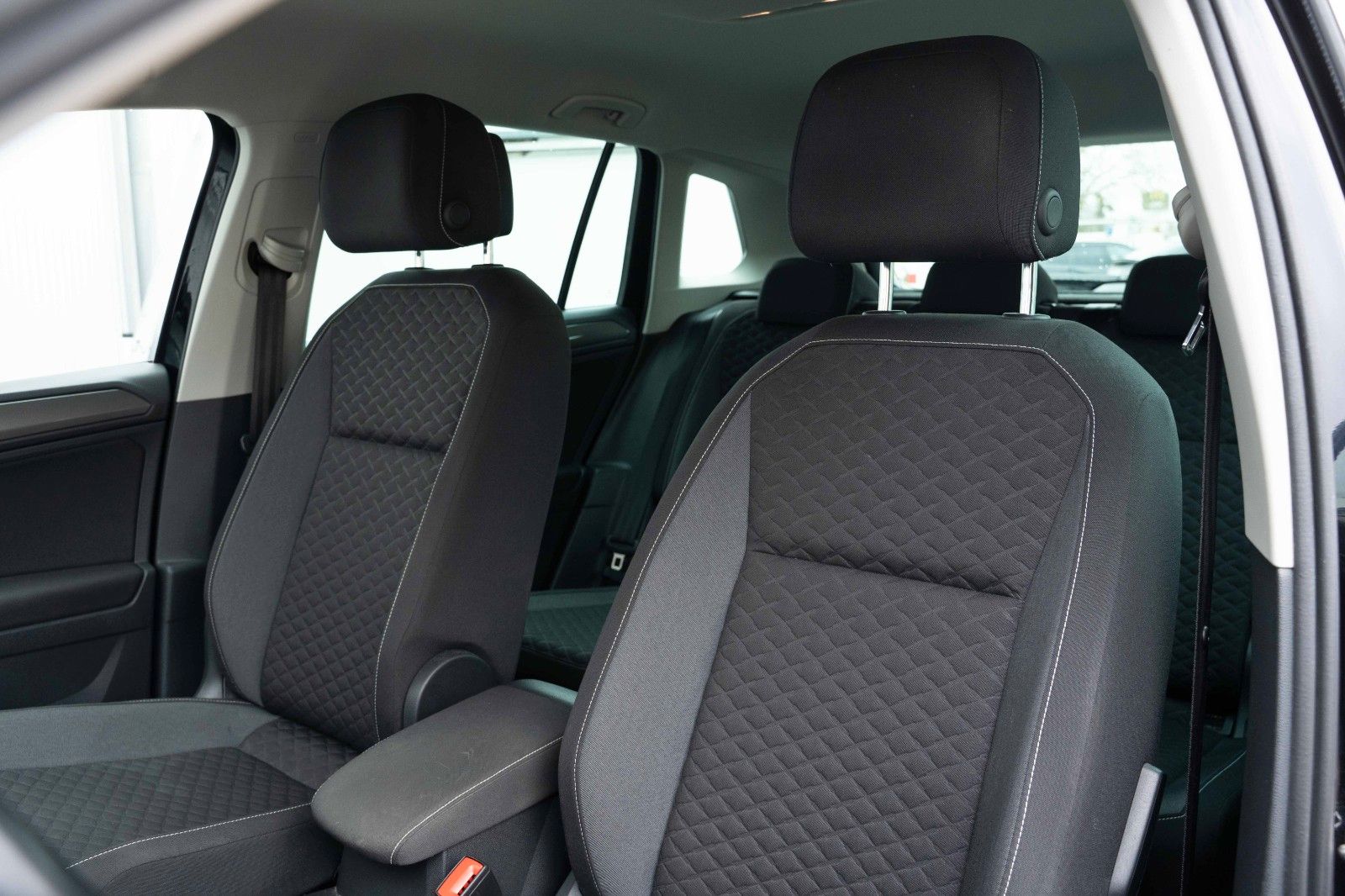 Fahrzeugabbildung Volkswagen TIGUAN R-LINE 2.0 TDI DSG LED KAM LANE TEMP ACC