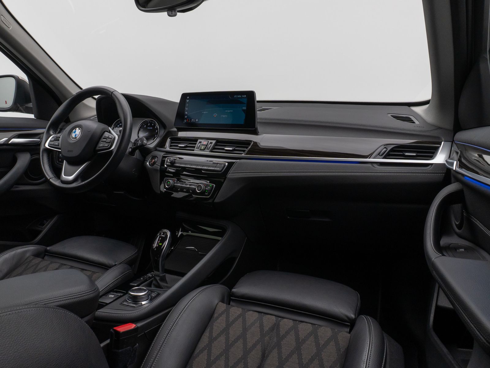 Fahrzeugabbildung BMW X1 sD20i xLine Kamera HUD DAB HiFi AHK Sport 18"