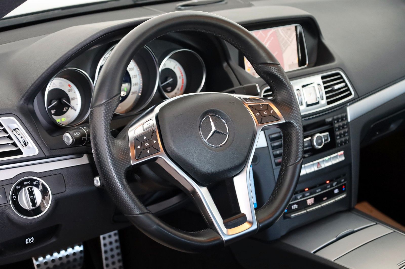 Fahrzeugabbildung Mercedes-Benz E 350d Coupe AMG Line Leder,Navi,LED,Kamera,SH