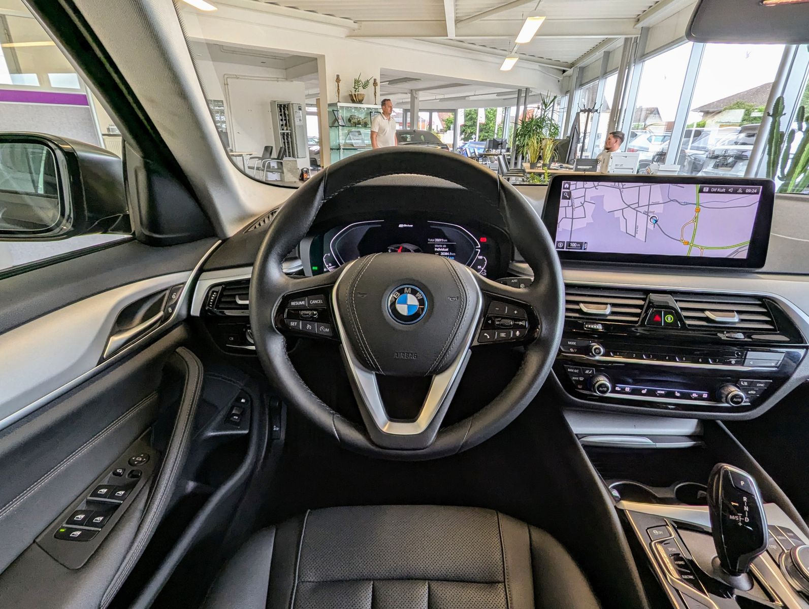 BMW 530 e Frozen-Dark Shadow LED Kamera AHK 4-Zonen - Image 22
