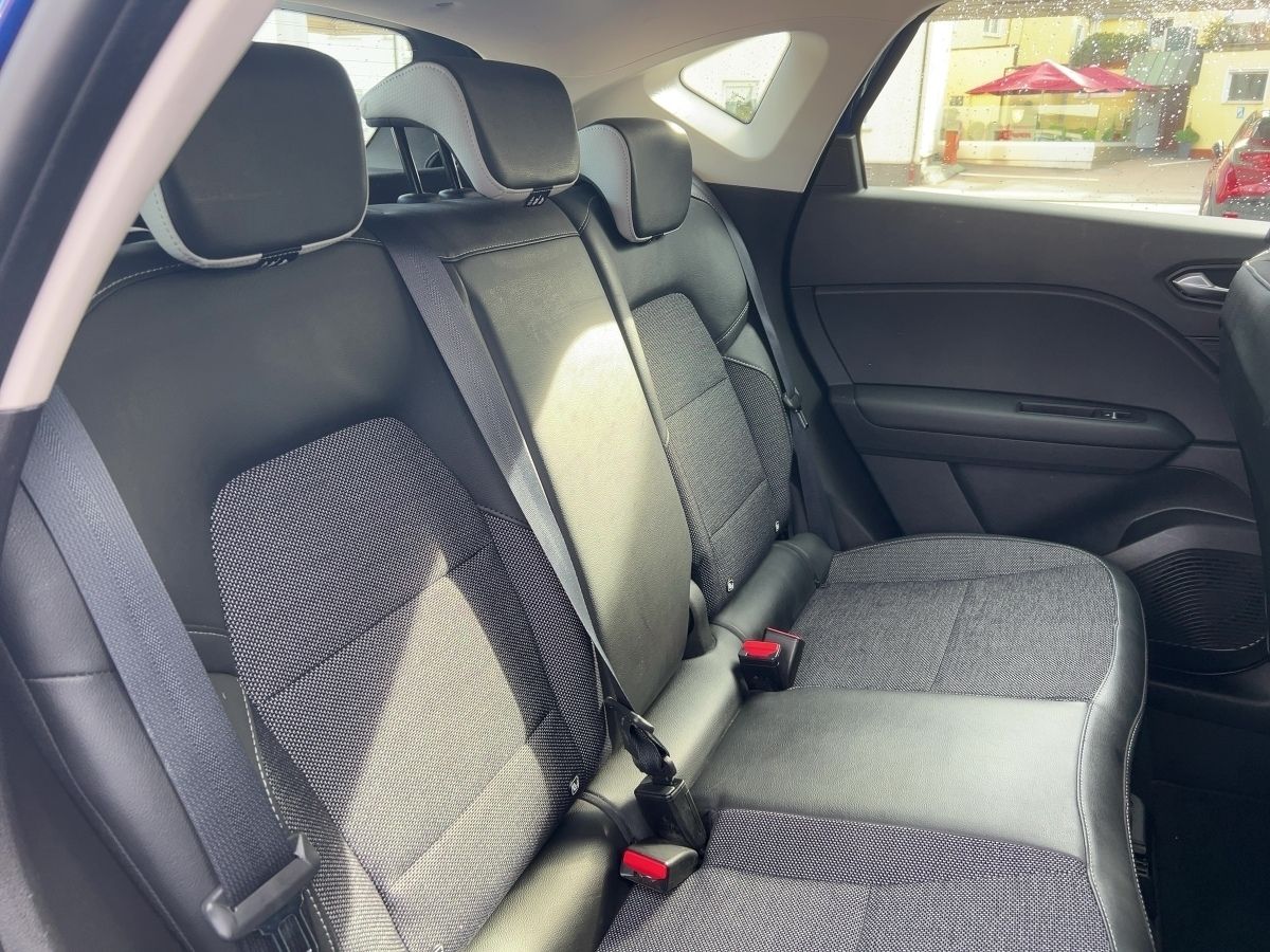 Fahrzeugabbildung Renault Captur INTENS TCe 140 EDC - mit KI generiert/bearbeitet