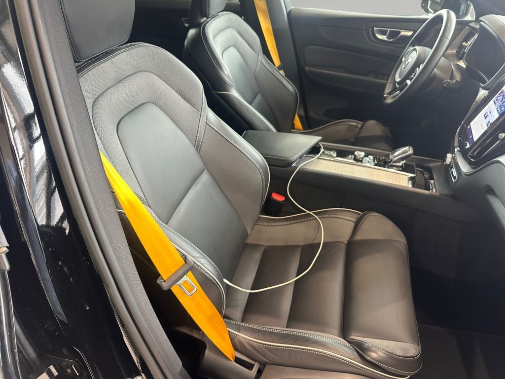 VOLVO XC60 T8 AWD Recharge Polestar Engineered VOLVO XC60 T8 AWD Recharge Polestar Engineered