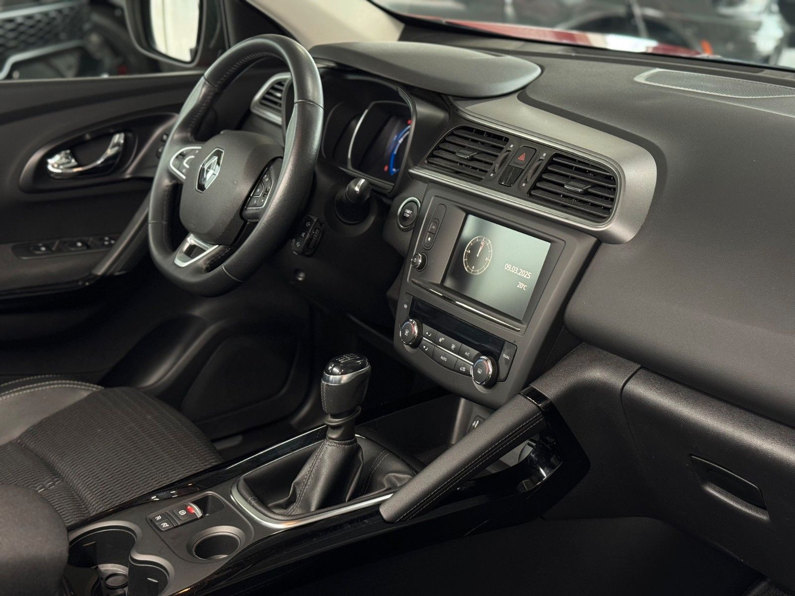 Fahrzeugabbildung Renault Kadjar 1.3 TCe 140 Limited "AHK Kamera DeLuxe"