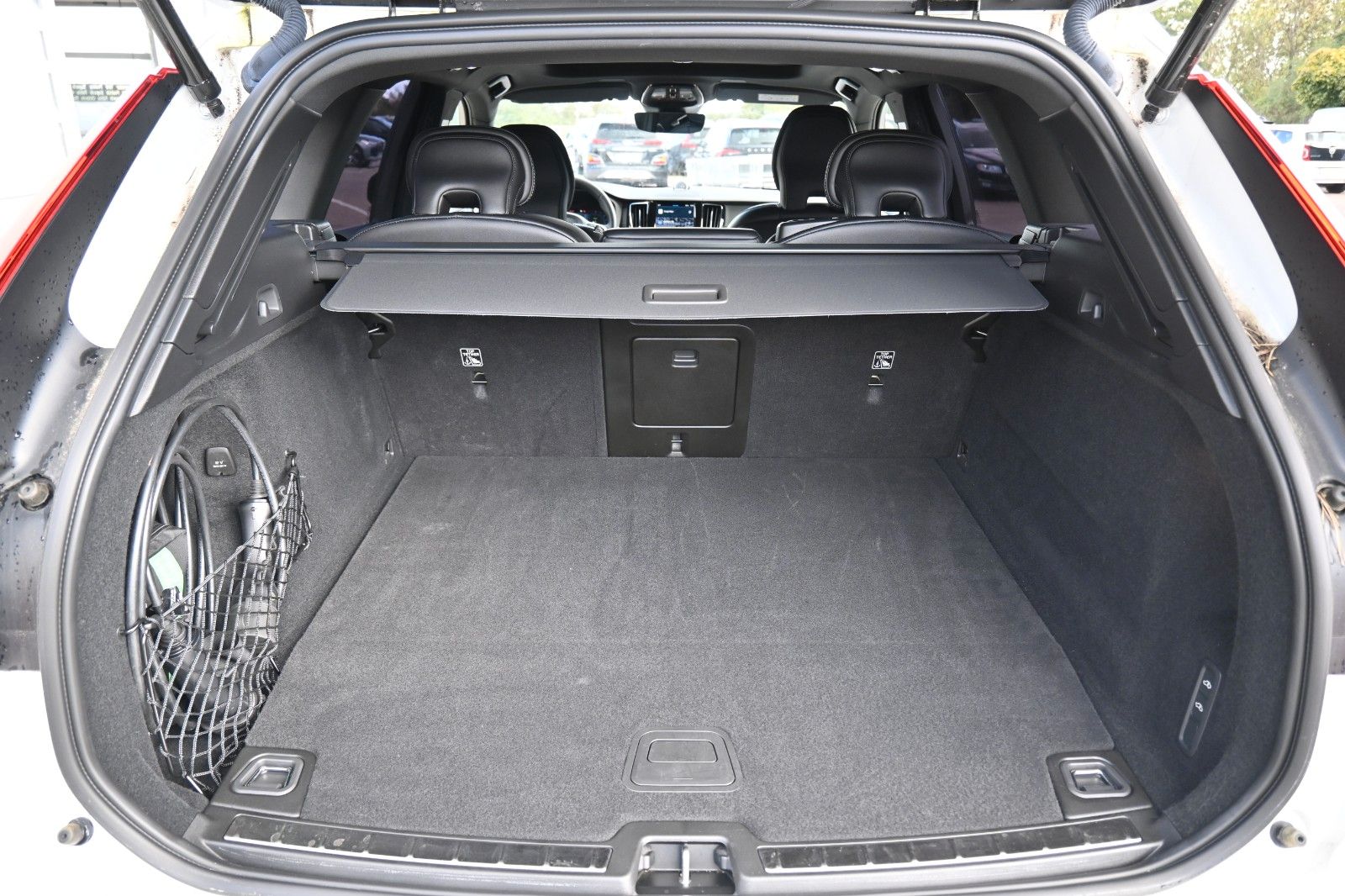 Fahrzeugabbildung Volvo XC60 T8 R Design PHEV MAPS*Luft*B&W*STHZG*HUD*