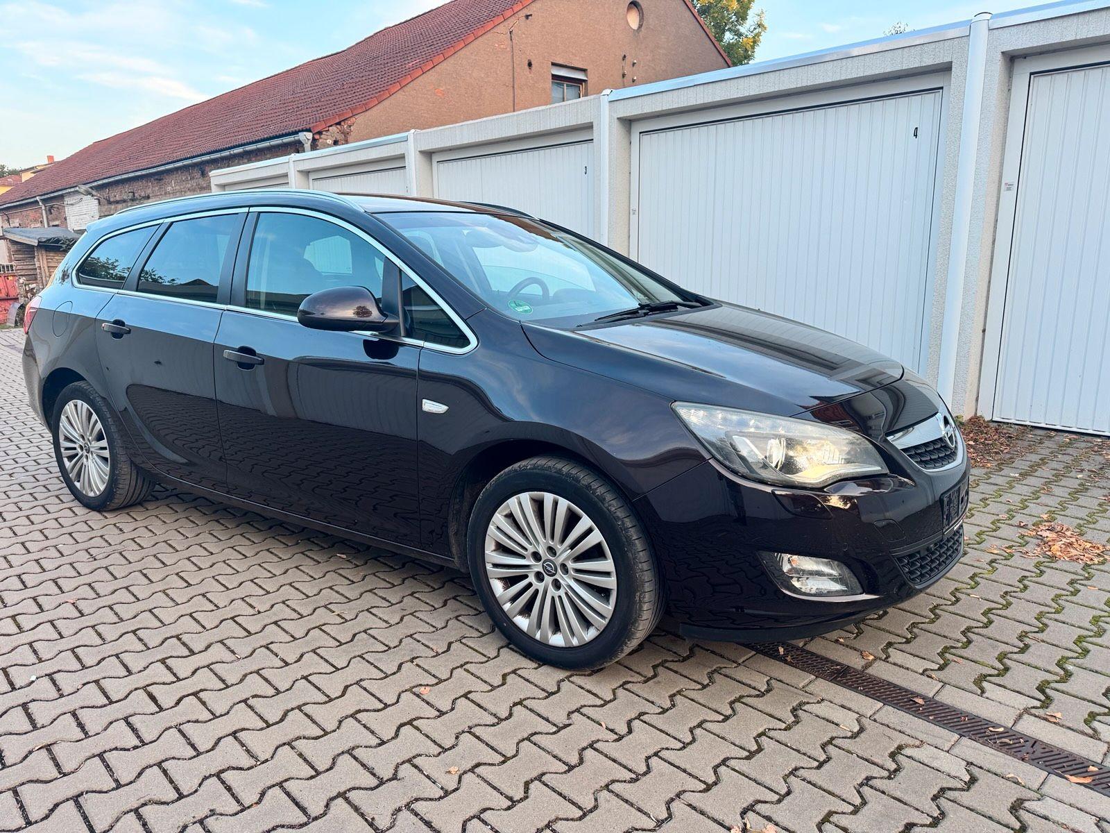 Opel Astra 2011 — interior