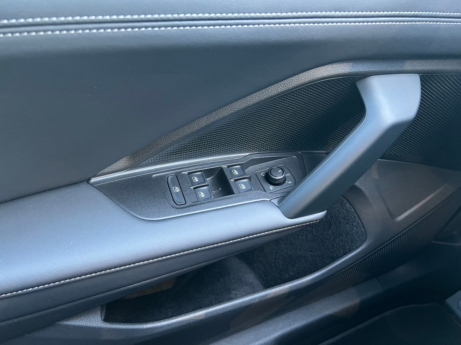 Fahrzeugabbildung Volkswagen Tayron LIFE 1.5 eTSI DSG *AHK, 7-Sitzer, LED, AC