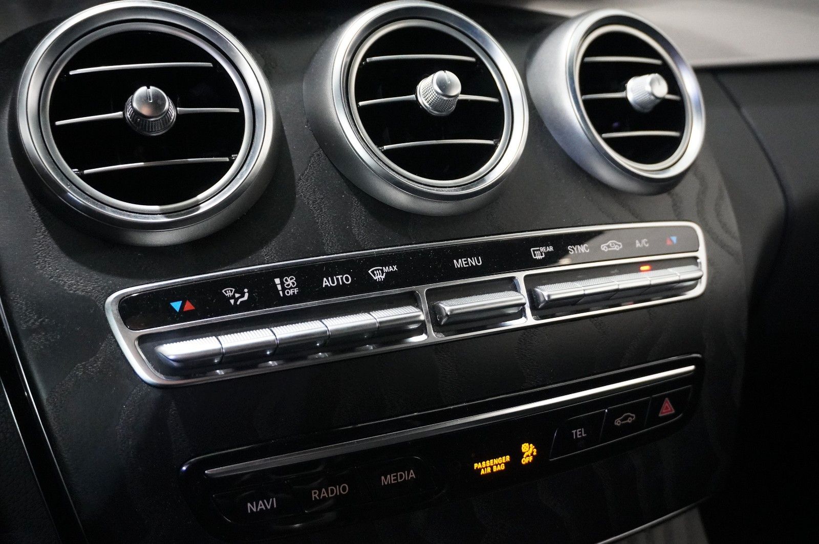 Fahrzeugabbildung Mercedes-Benz C 180 COUPE AMG LINE NAVI/LED/KAMERA/SPORT/SHZ