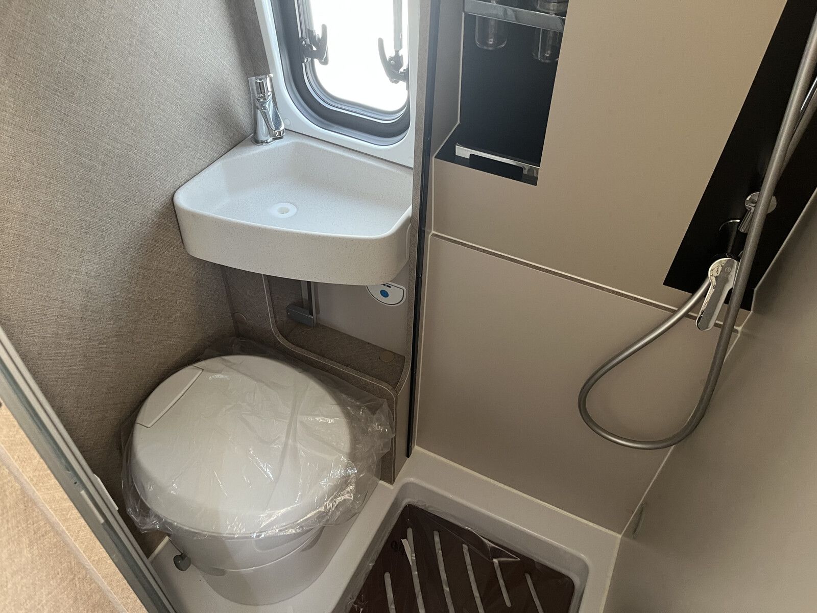 Fahrzeugabbildung Karmann Davis Lifestyle DA 590 LS Markise und Automatik