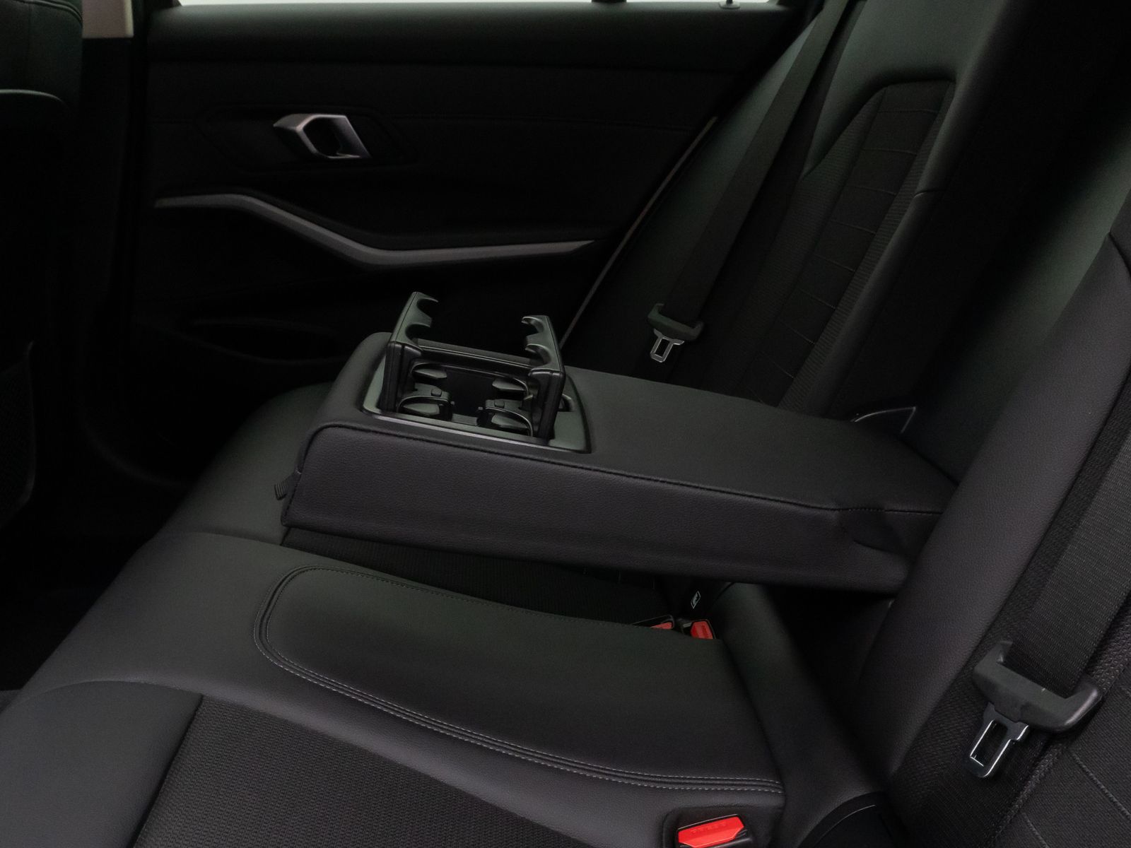 Fahrzeugabbildung BMW 320d Kamera HUD DAB AHK Alarm Sport Leder Ad.LED