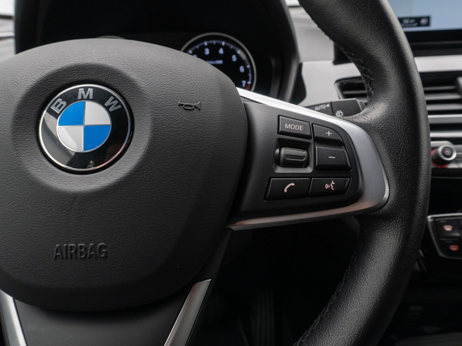 Fahrzeugabbildung BMW X2 sD18i Alarm HUD DAB Kamera HiFi Sportsitz 19"
