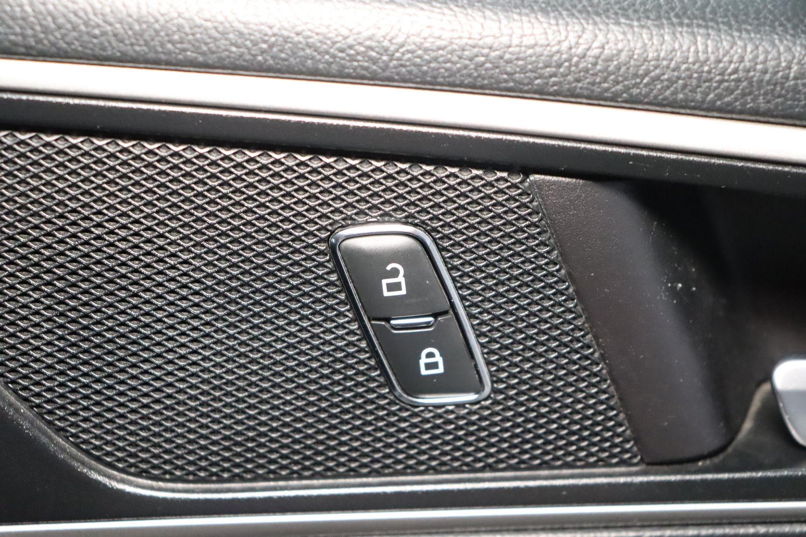 Fahrzeugabbildung Ford S-MAX * Navi * Bi-Xenon * PDC