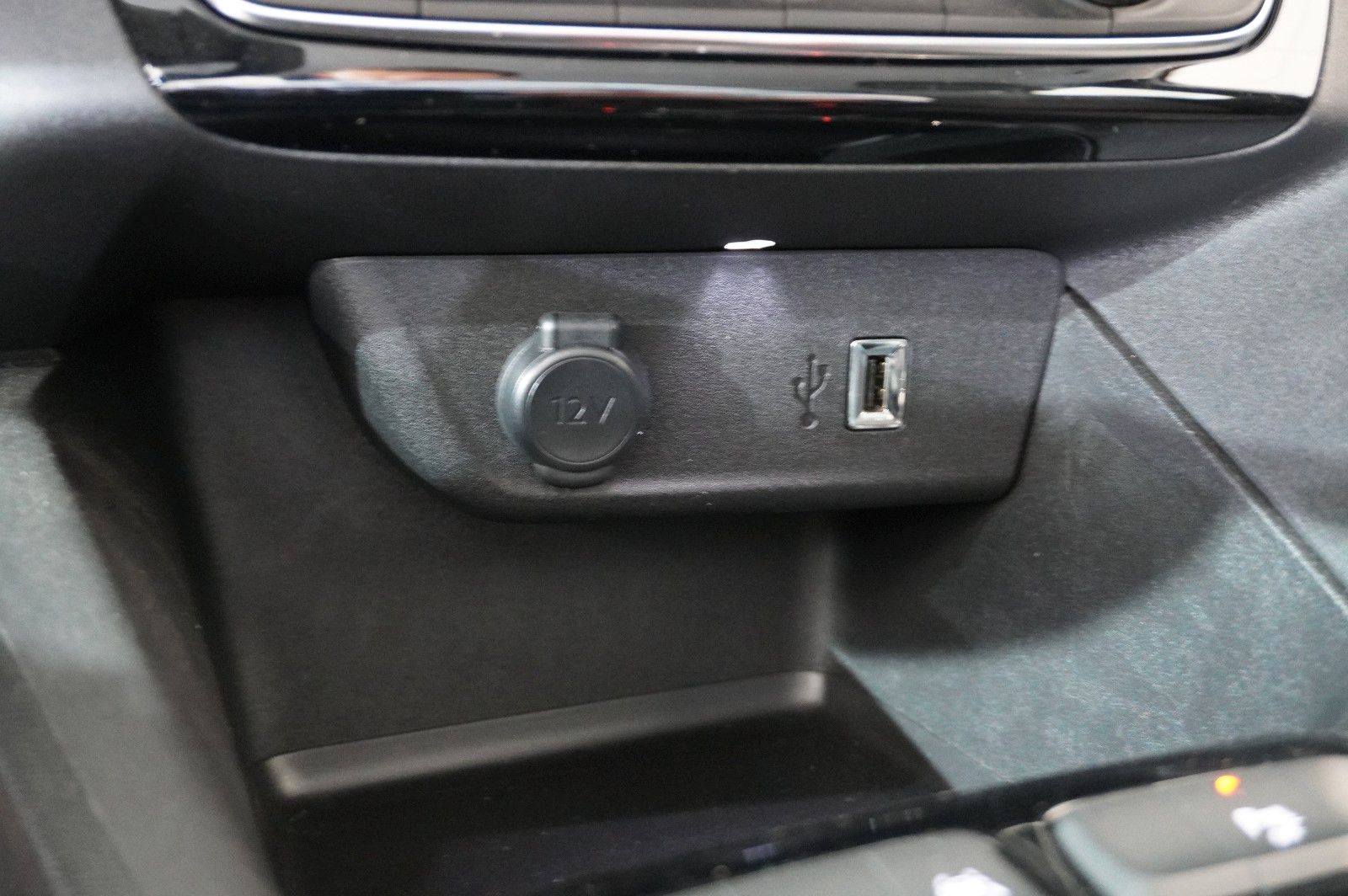 Fahrzeugabbildung Opel Corsa-e F ELEGANCE 1-PHASIG NAVI/LED/KAMERA/DAB+