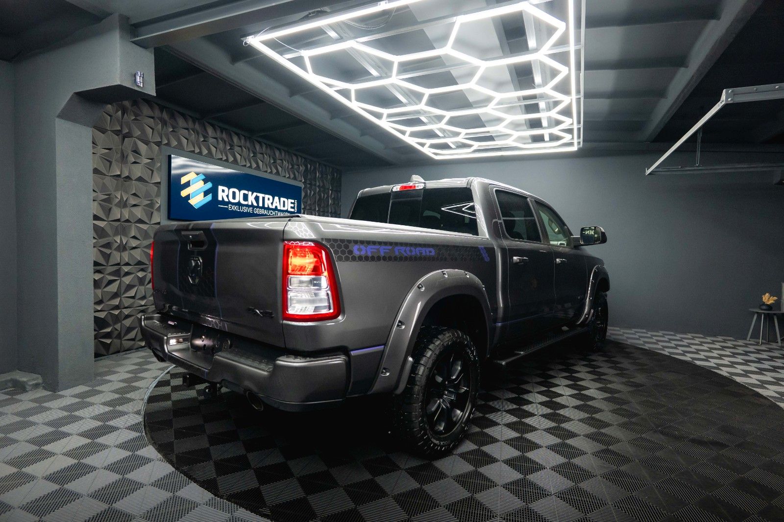 Fahrzeugabbildung Dodge RAM 5.7 V8 HEMI 4x4 OFFROAD Night-Paket *LED*