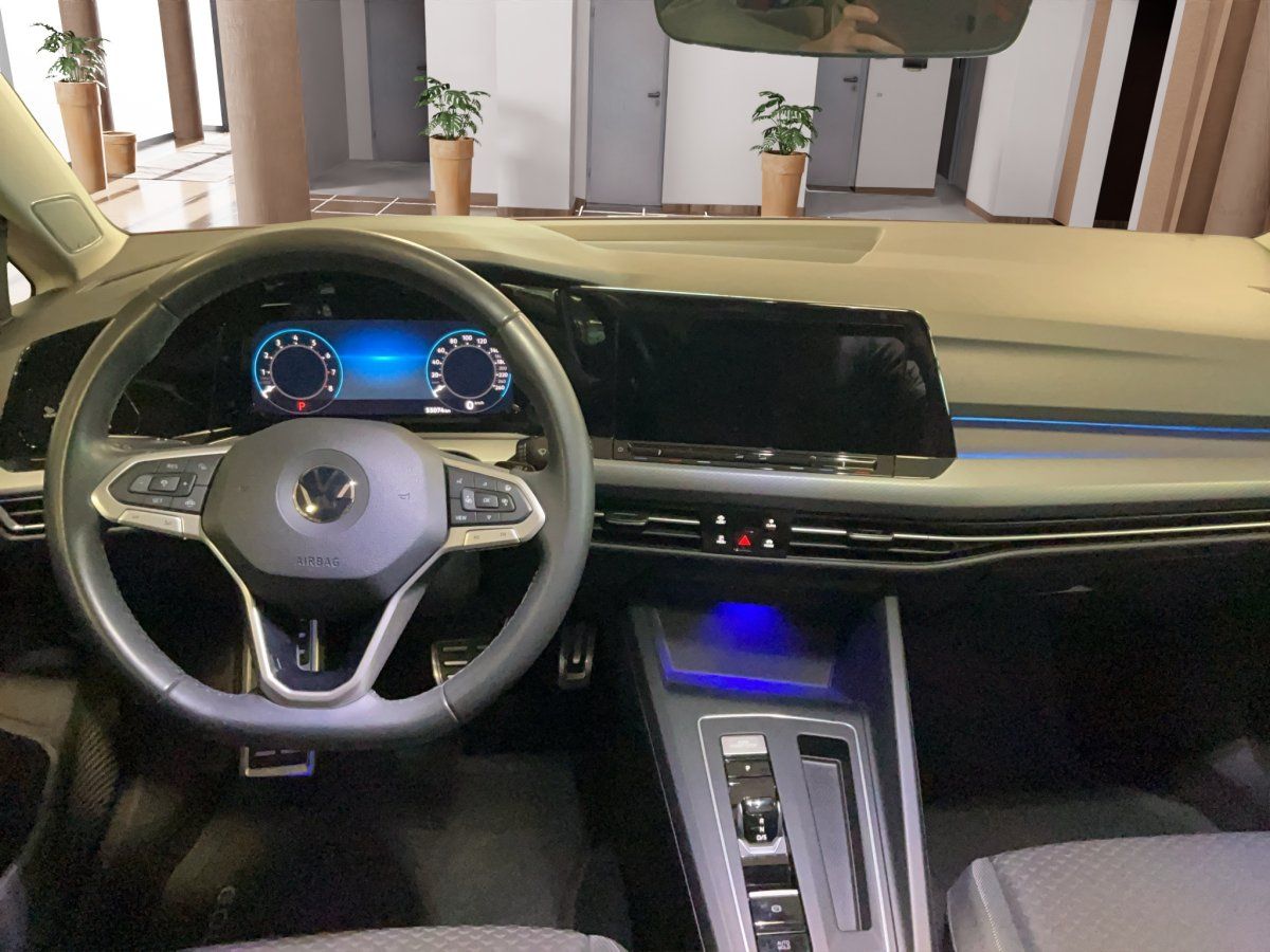 Fahrzeugabbildung Volkswagen Golf VIII Active 1.5 eTSI DSG Pano LED