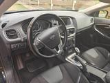 Volvo V40 T3 Momentum mit Top Ausstattung - Volvo V40 mit Benzin-Antrieb: Limousine, Momentum
