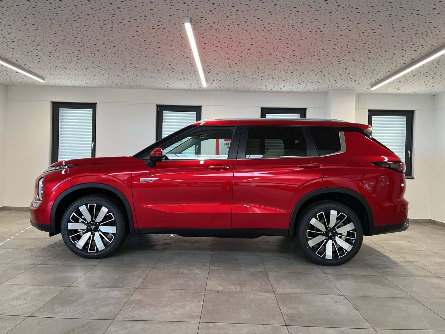 Mitsubishi Plug-in Hybrid Outlander 2.4 Diamant PLUS 20'' A imagem 2