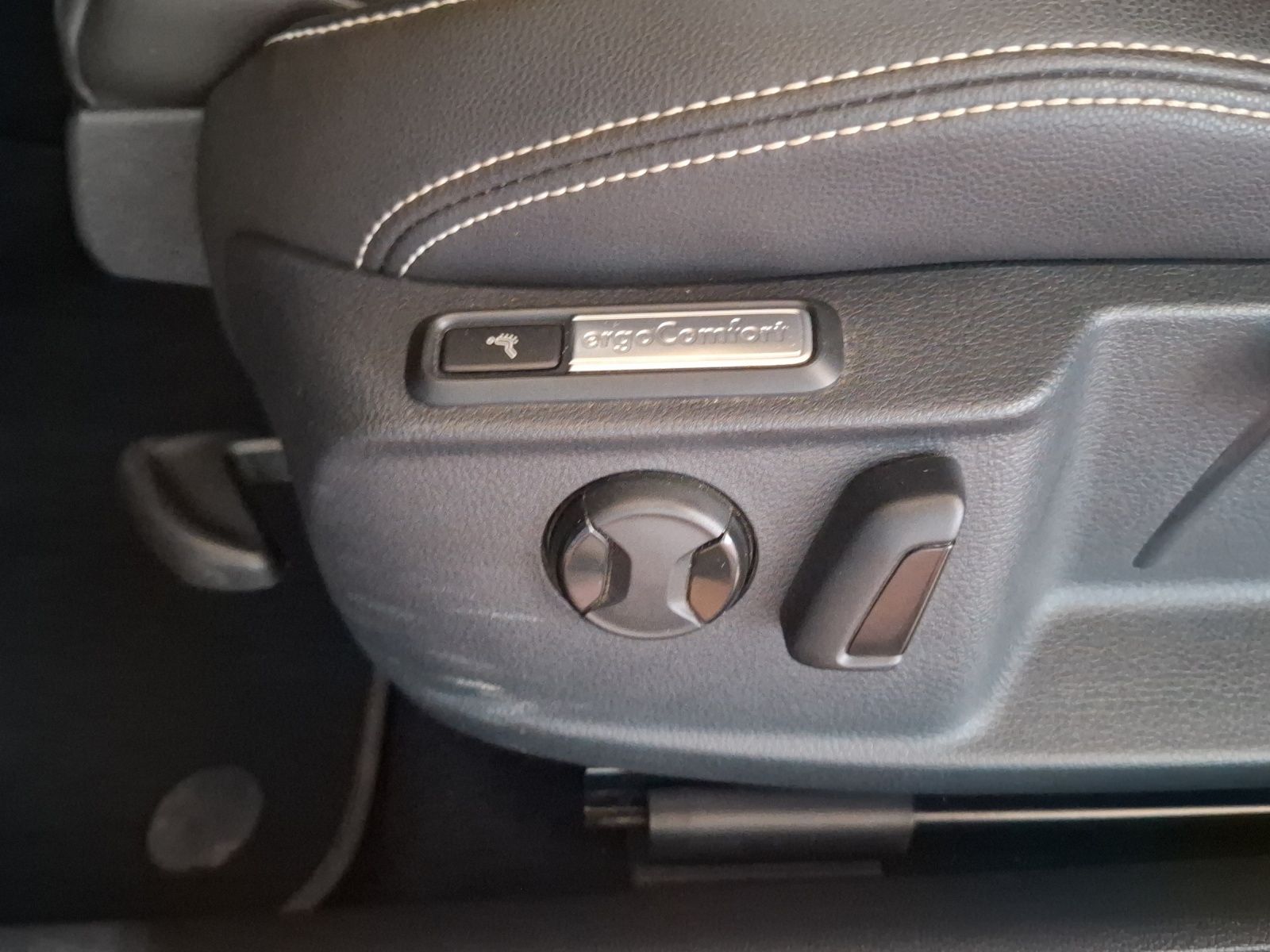 Fahrzeugabbildung Volkswagen Passat Variant TDI Elegance DSG R-Line Matrix AH