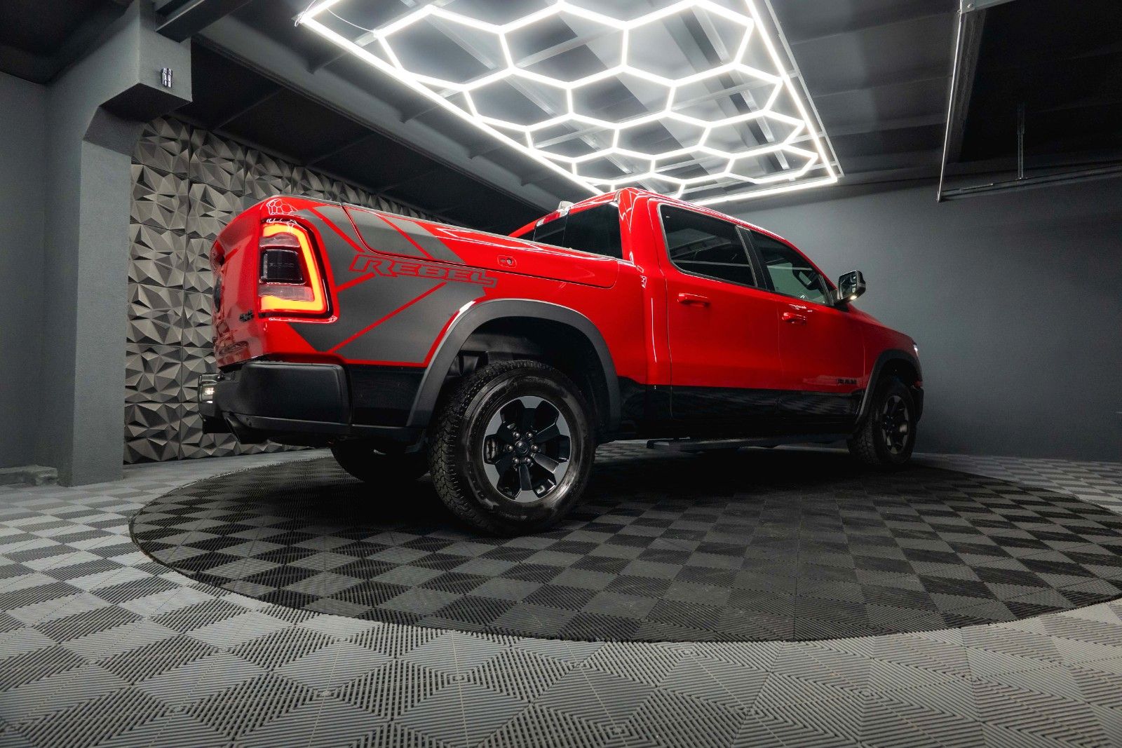 Fahrzeugabbildung Dodge RAM 5.7 V8 HEMI 4x4 REBEL AXLE LOCK LPG Pano ACC