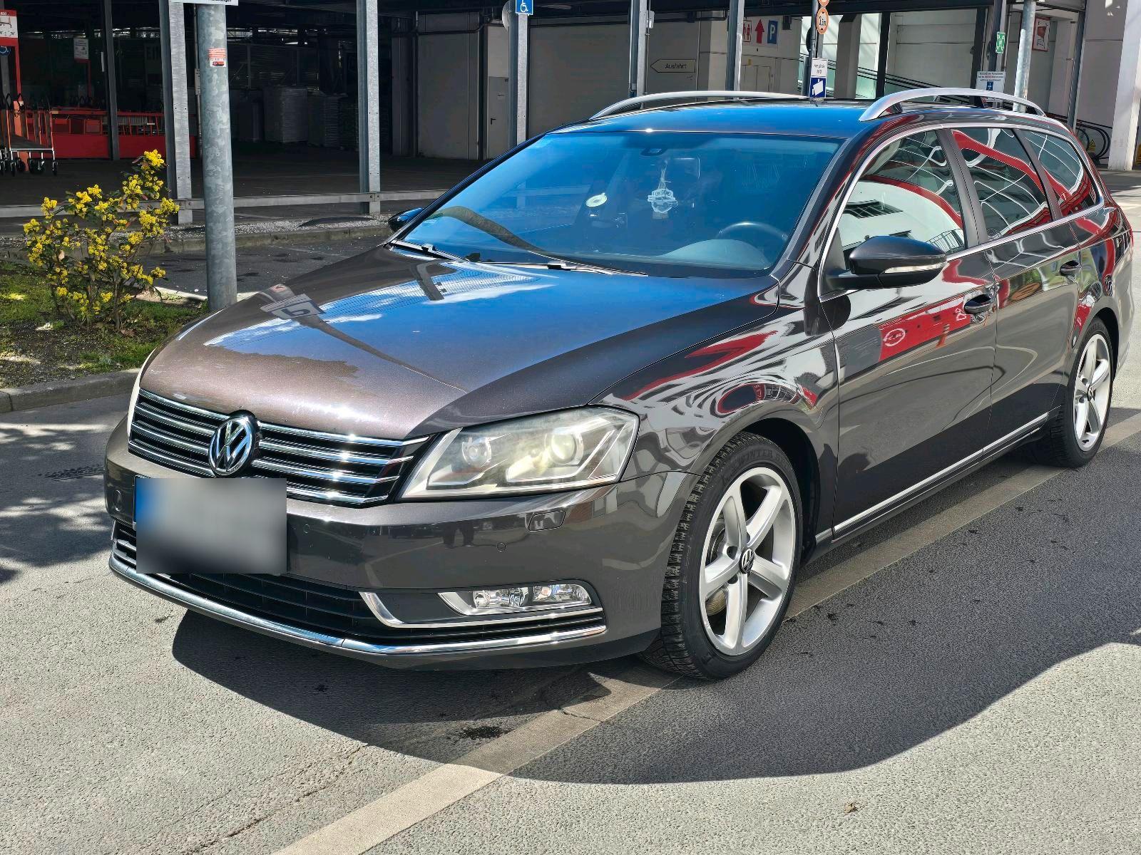 Volkswagen Passat 2011 — interior