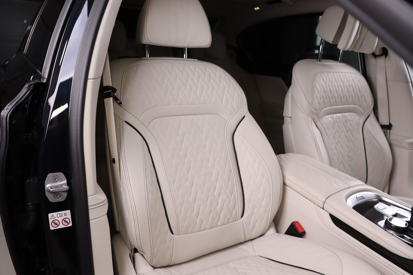 Fahrzeugabbildung BMW 750 L i xDrive M Paket Night-Vision * 4x Massage