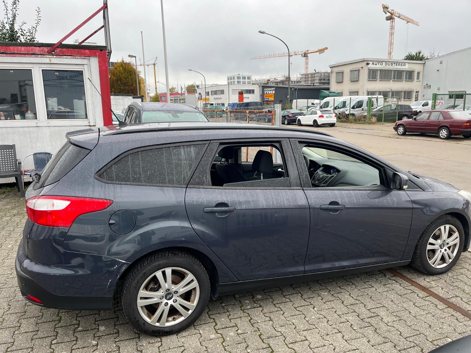 Ford Focus 2011 — photo 8