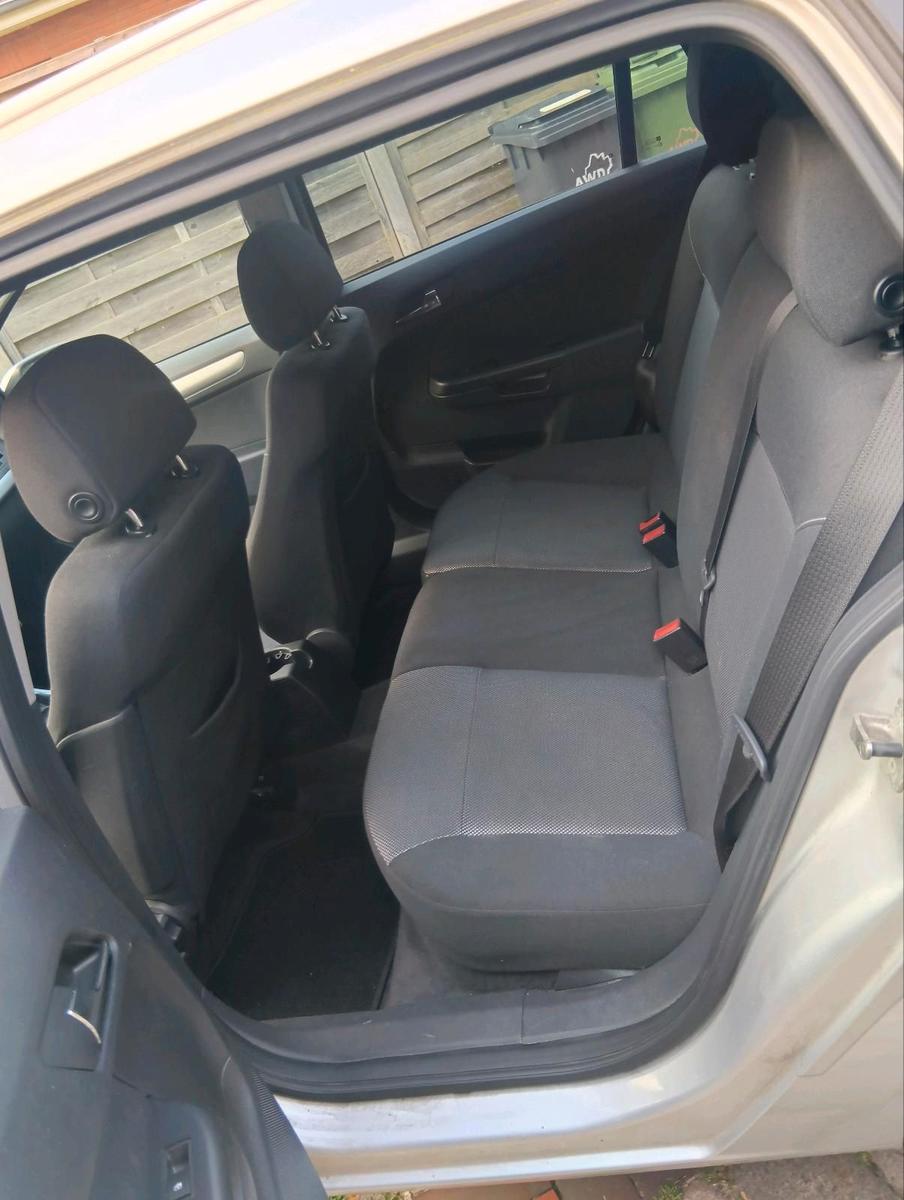 Opel Astra 2009 — photo 7