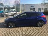 Ford Focus ST-Line+Xenon+PDC+NAV+DAB+Klimatronik+LMF+ - Ford Focus mit Benzin-Antrieb: Blau, Limousine