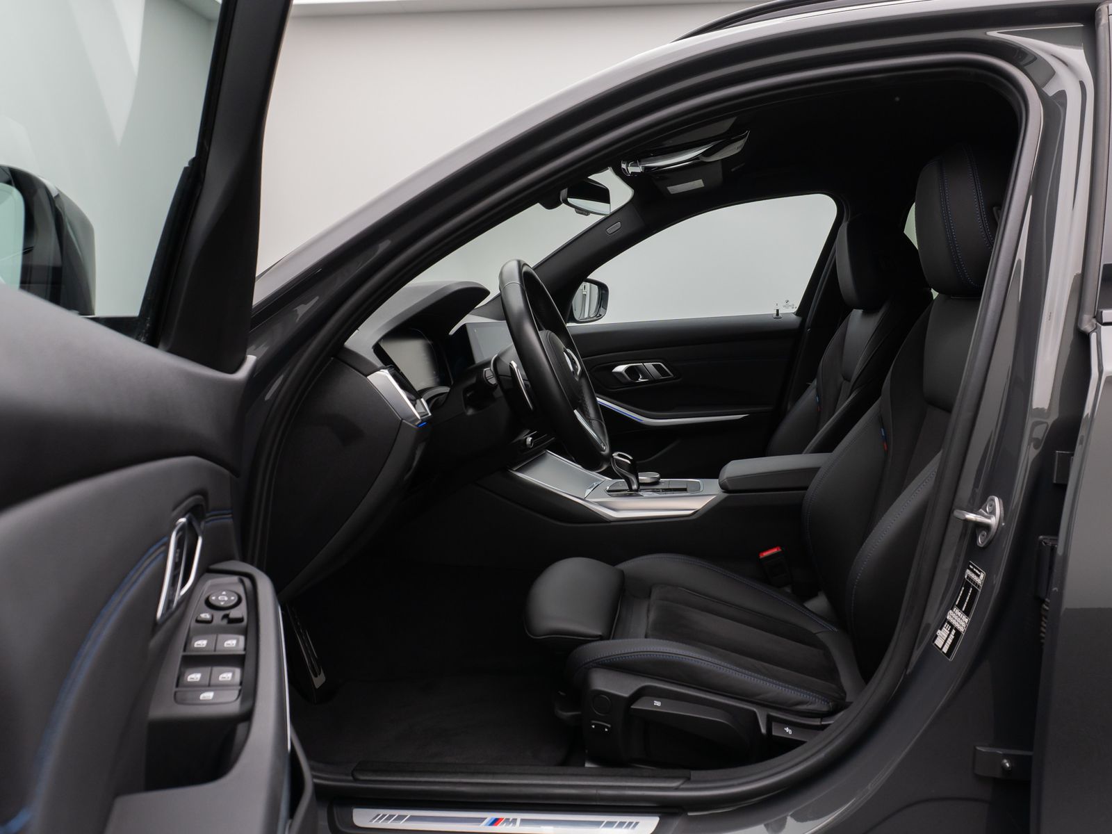 Fahrzeugabbildung BMW 330i M Sport Kamera DAB CockPitPr AHK Alarm 19"