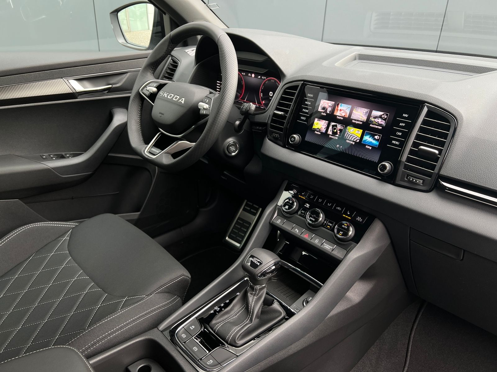 Fahrzeugabbildung SKODA Karoq Sportline 1.5 TSI DSG *Garantie, AHK, LED,