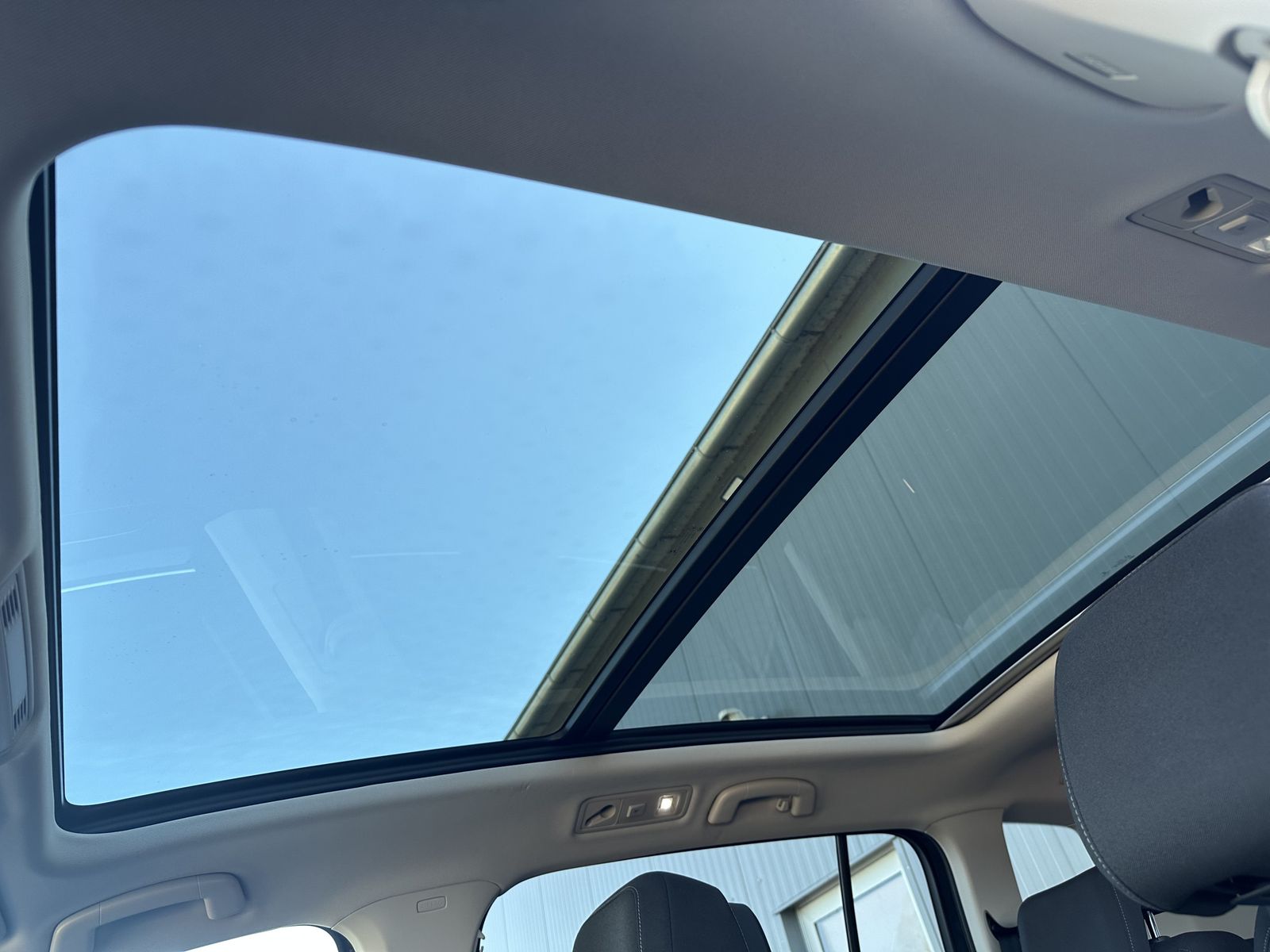 Fahrzeugabbildung Volkswagen Touran 2.0 TDI DSG HL 7-Sitzer NAV+LED+AHK+PANO