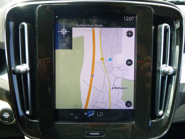 Fahrzeugabbildung Volvo XC40 D4 Momentum Pro AWD >AUT/NAV/LED/4x4<