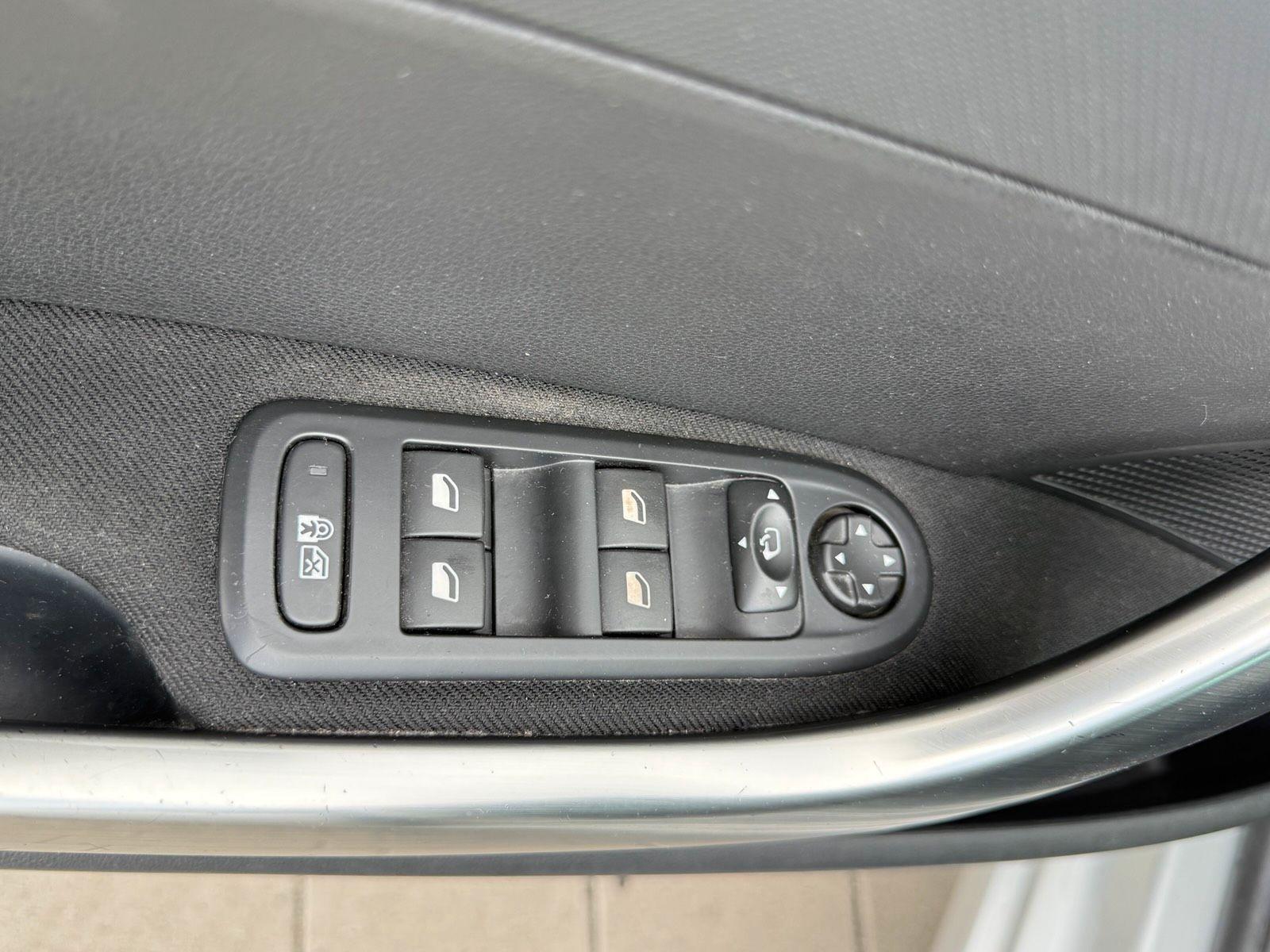 Peugeot 308 2014 — photo 11