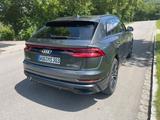 Audi Q8 55 TFSI e quattro tiptronic S-line Scheckheft - Audi Q8 mit Hybrid-Antrieb: Alcantara
