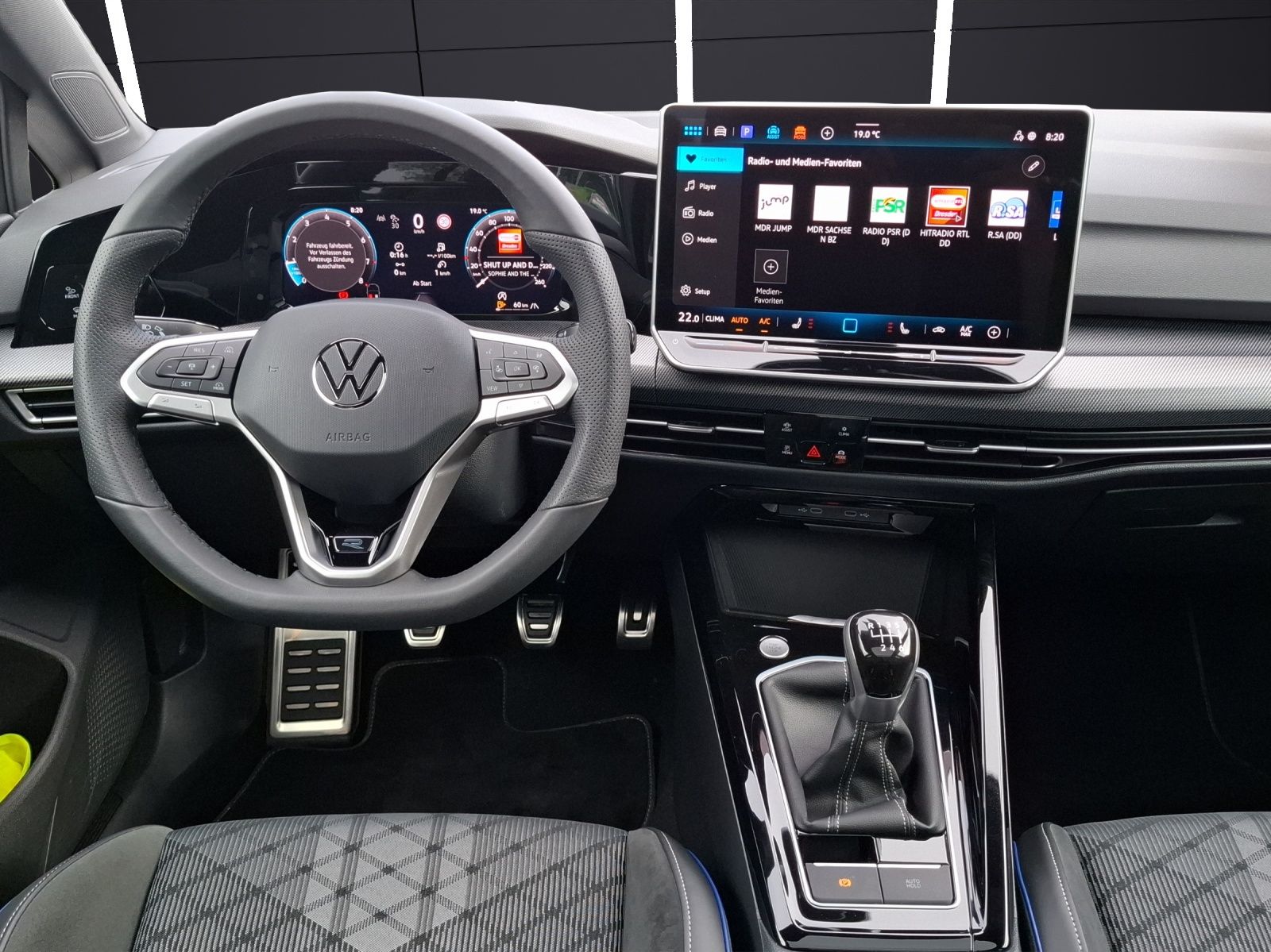 Fahrzeugabbildung Volkswagen Golf VIII Variant TSI R-Line Matrix AHK Navi AID