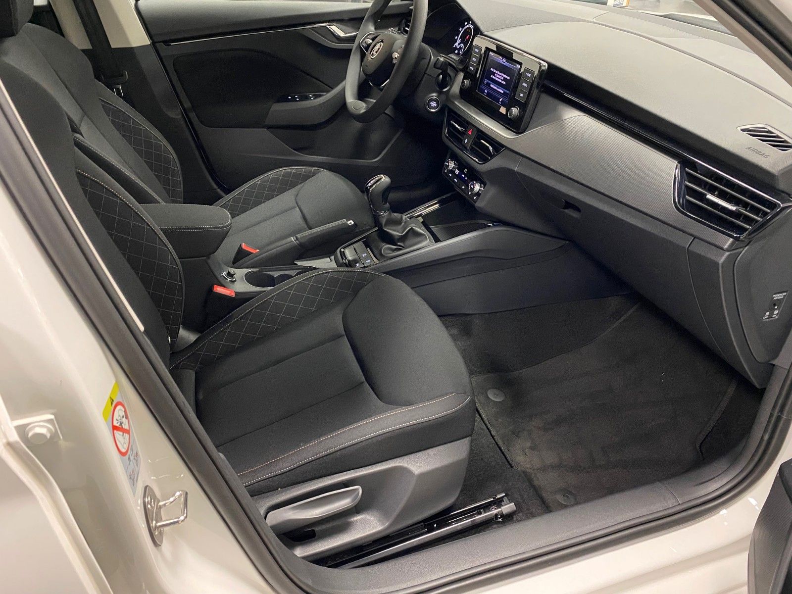 Fahrzeugabbildung SKODA Kamiq 1.0 TSI DSG FRESH+KLIMAUTOMTIK+16"ALU+SHZ