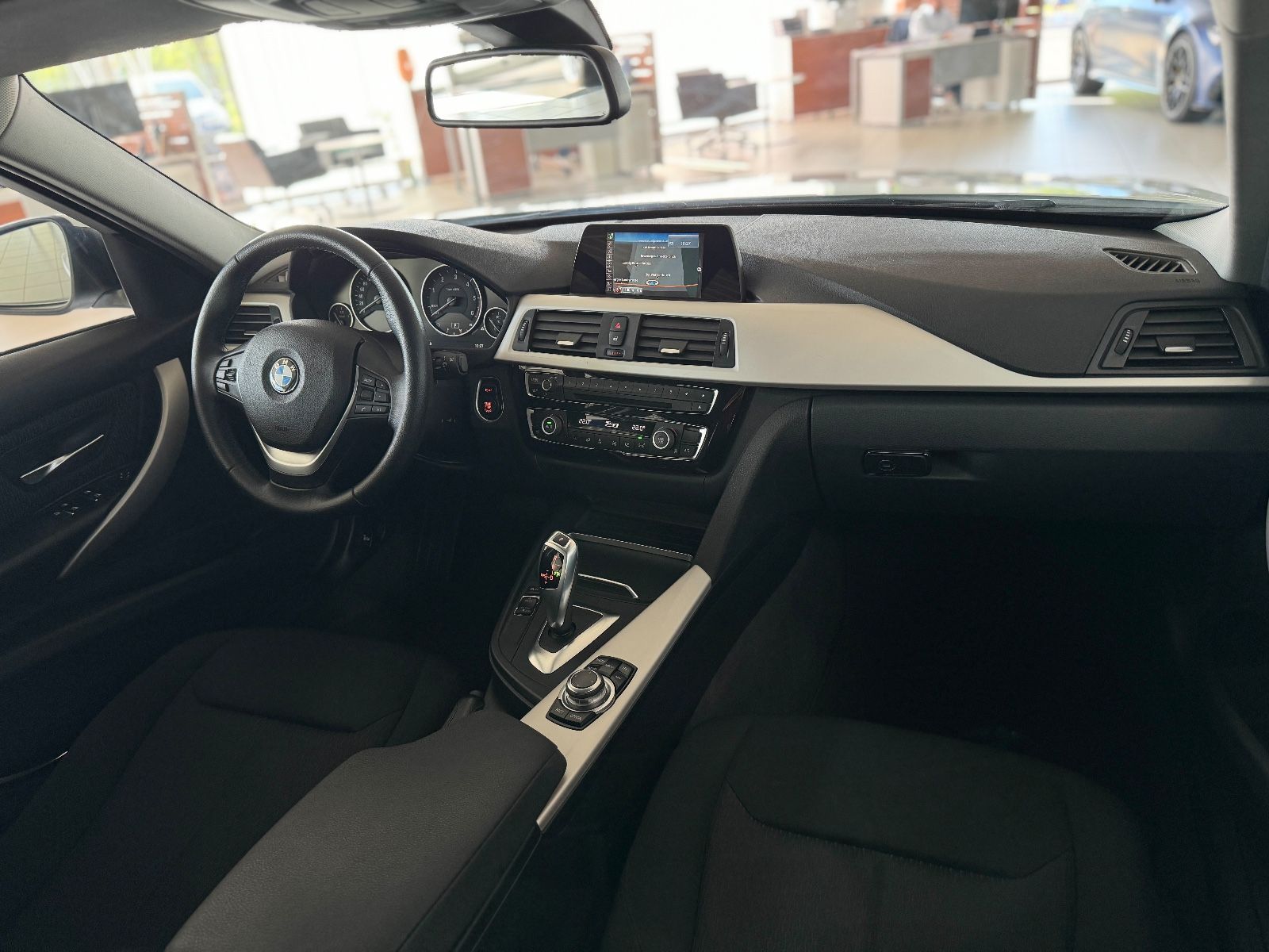 Fahrzeugabbildung BMW 318d Advantage PDC Navigation LED USB