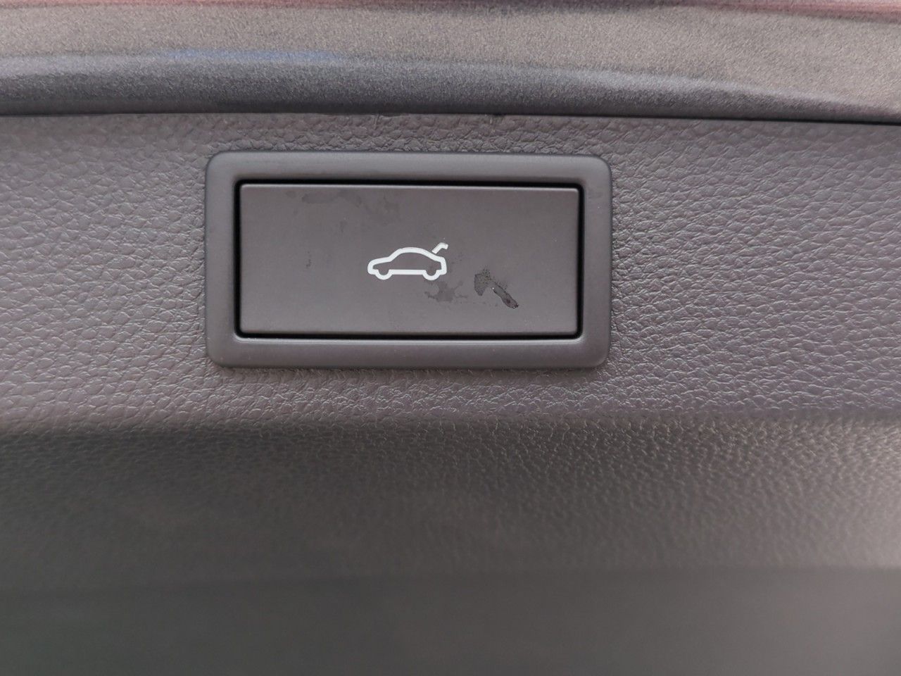 Fahrzeugabbildung SKODA Karoq Selection Style TSI DSG - AHK, Navi, uvm.