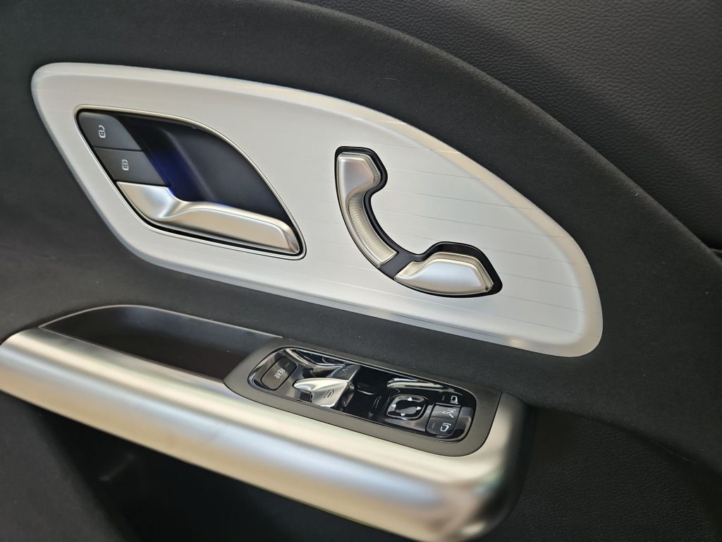 Fahrzeugabbildung Mercedes-Benz GLB 250+ mit EQ Technologie +AHK+DynLicht+Pano+
