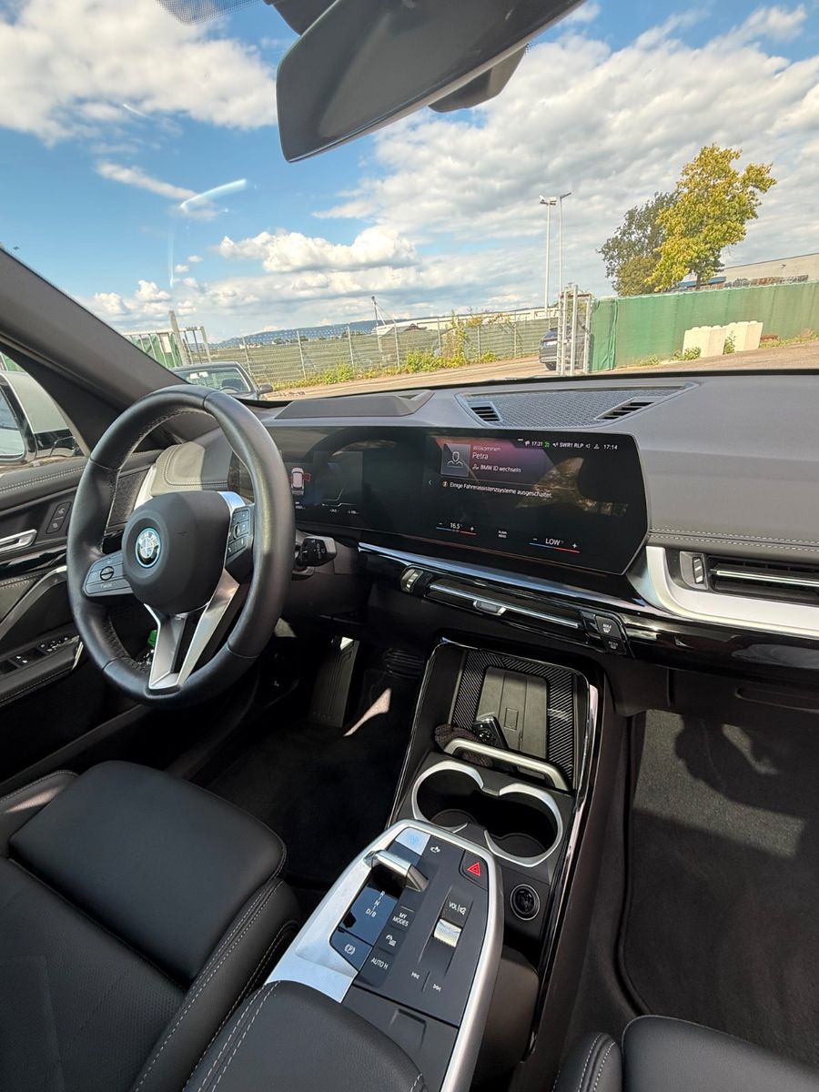 BMW iX1 30 xDRIVE xLINE PANO 19 LEDER AHK LED foto 18