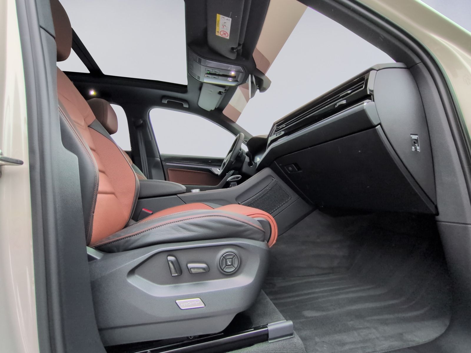 Touareg 3.0 TSI R Line AREA+STHZ+LUFT+PANO+AHK