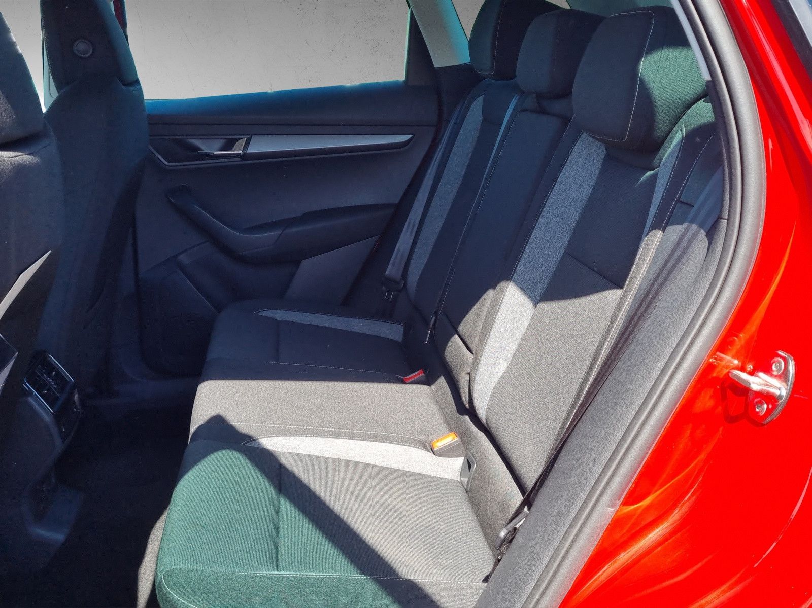Fahrzeugabbildung SKODA Karoq Drive 125 1,5 TSI DSG Navi ACC PDC AHK