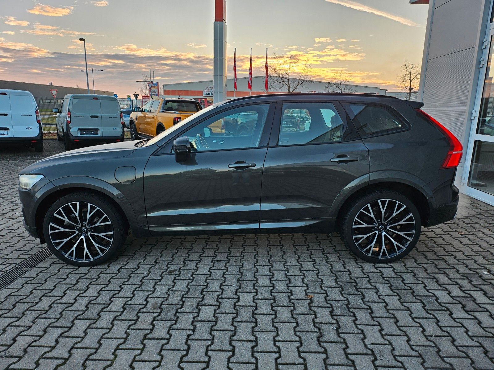 Fahrzeugabbildung Volvo XC60 R DesignmPlug-In Hybrid AWD