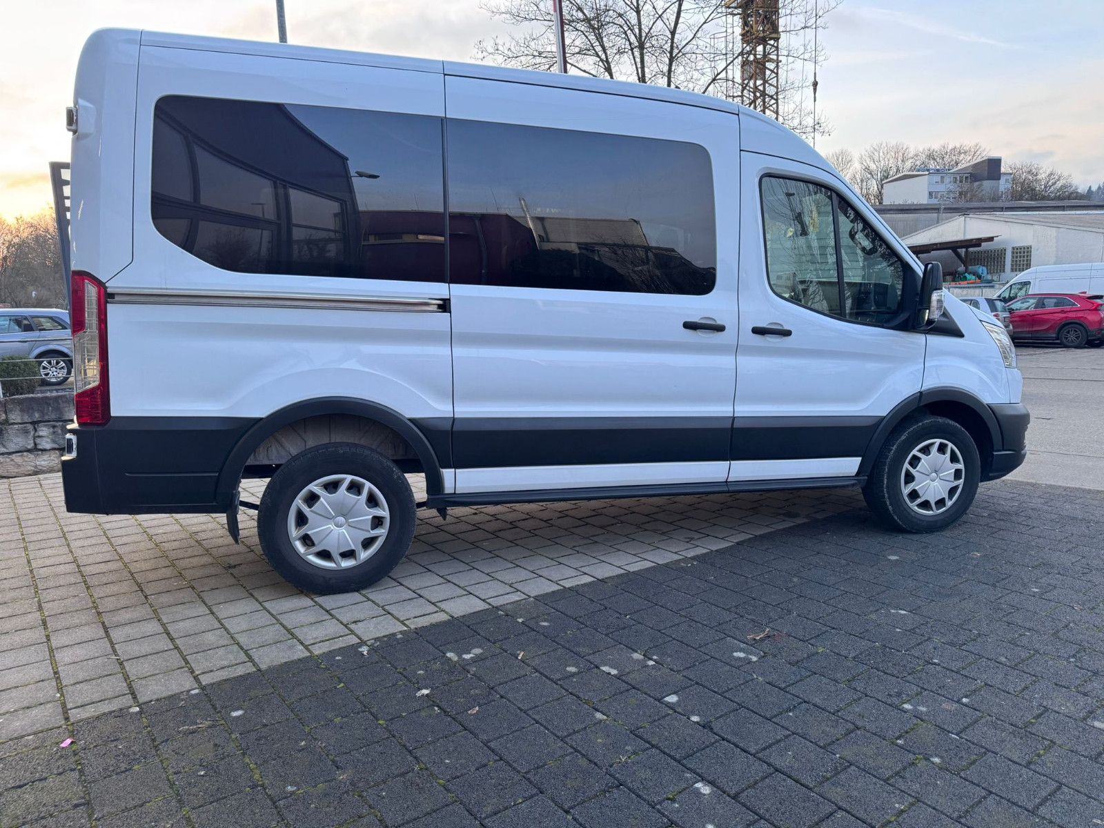 Fahrzeugabbildung Ford TRANSIT 330 L2H2*9-SITZE*LEDER*2xKLIMA*NAVI