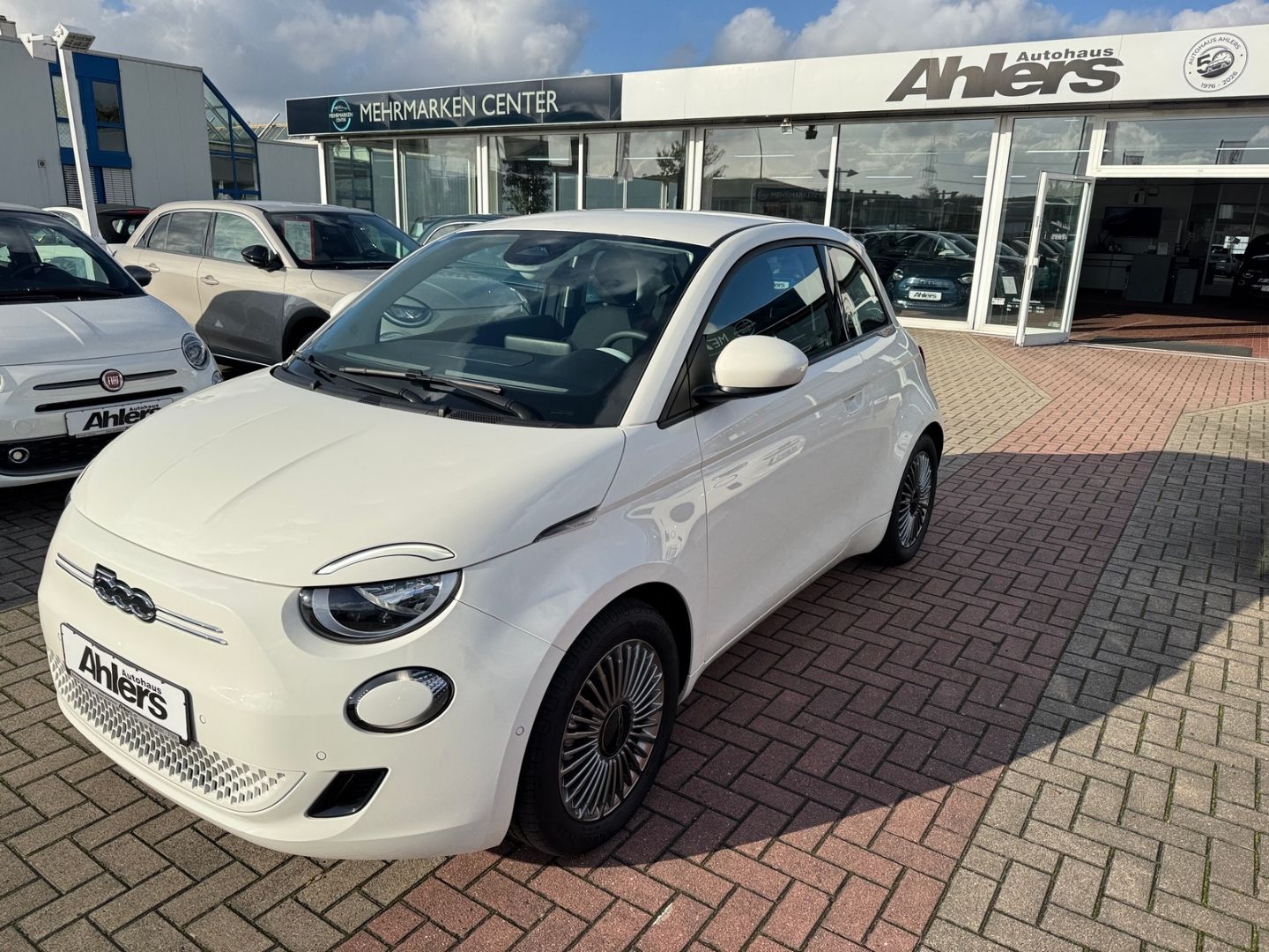Fiat 500e +KAMERA+SITZHEIZUNG+CARPLAY+TOTWINKEL+PDC+K imagem 3