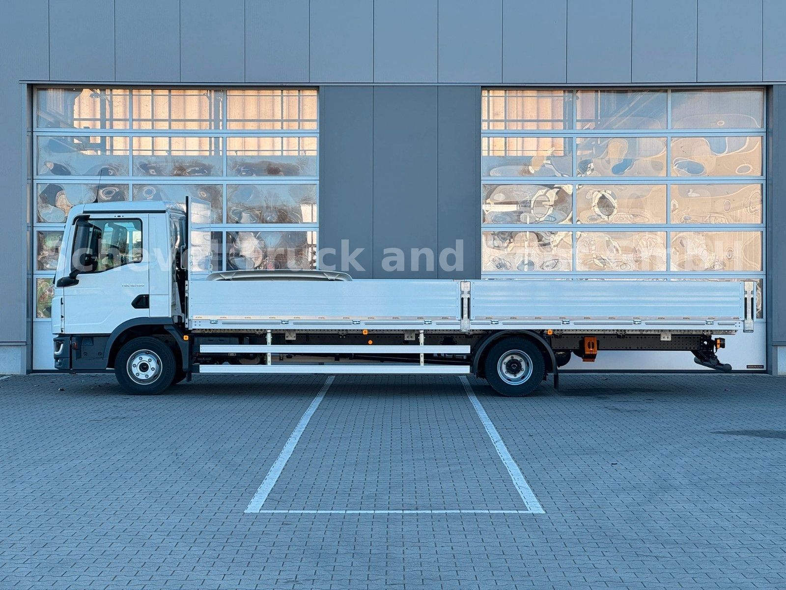 Fahrzeugabbildung MAN TGL 12.190 4x2 BL Langmaterial Pritsche 7,30m