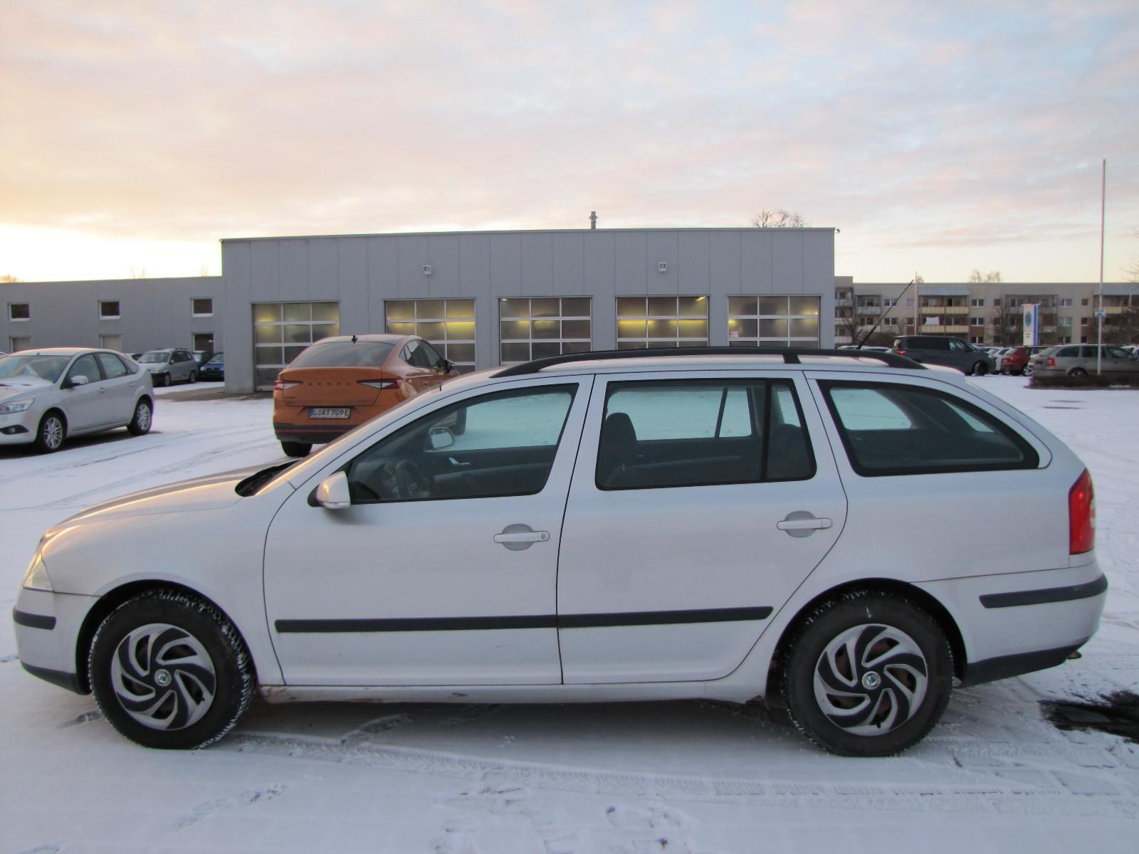 Skoda Octavia 2006 — rear view