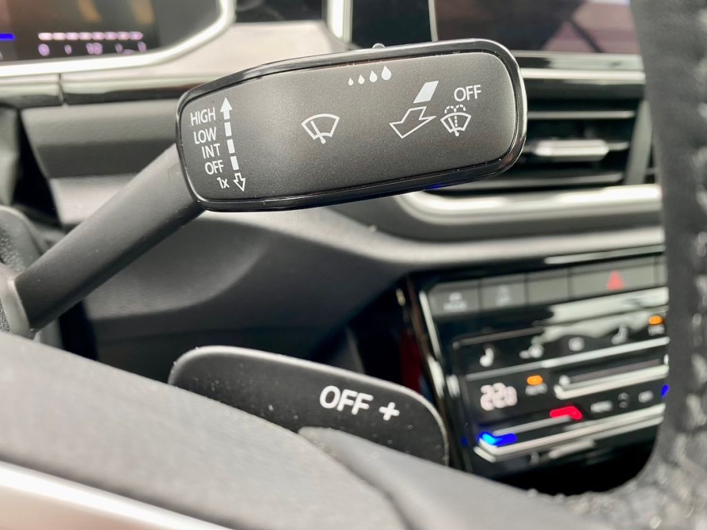 Fahrzeugabbildung Volkswagen T-Roc Cabriolet 1.5 DSG R-Line AAC GJR AHK NAVI