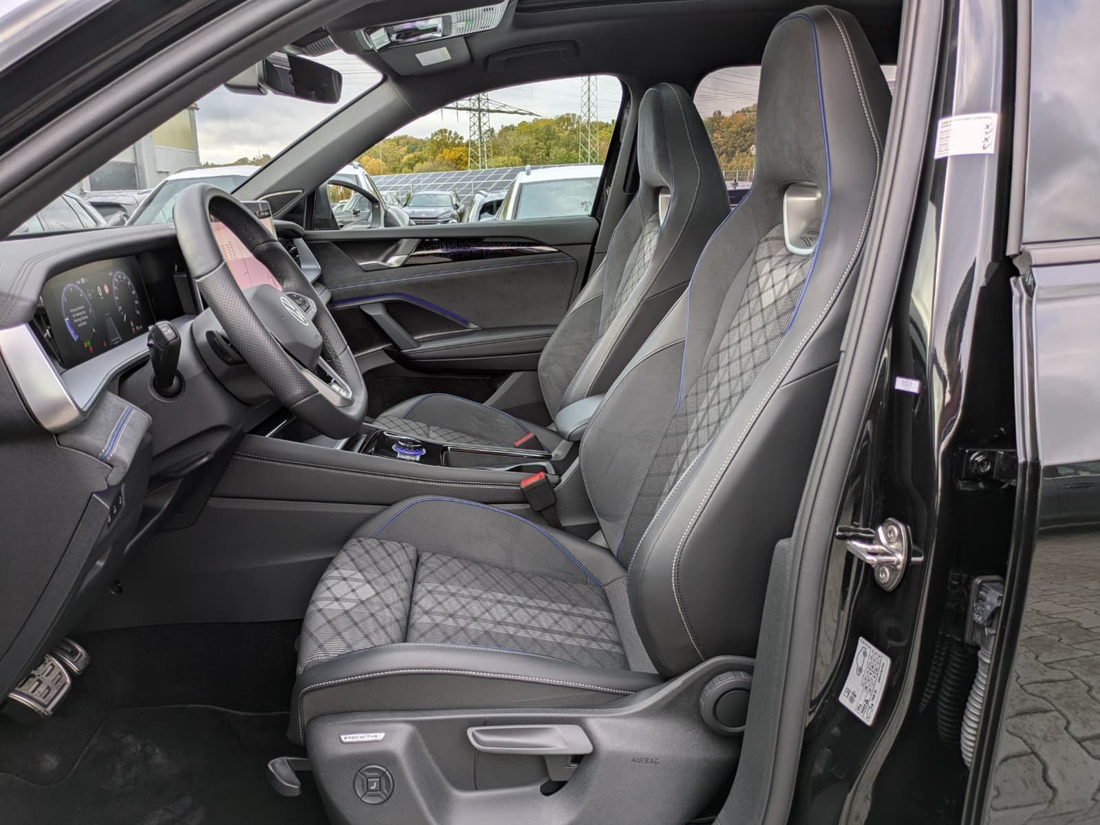 Fahrzeugabbildung Volkswagen Tayron 2.0 TDI 4M R-Line 7Si*MATRIX*AHK*PANO*HUD