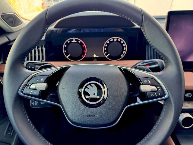 Skoda Superb Combi L&K PANO LuftLeder Travel AHK 360°